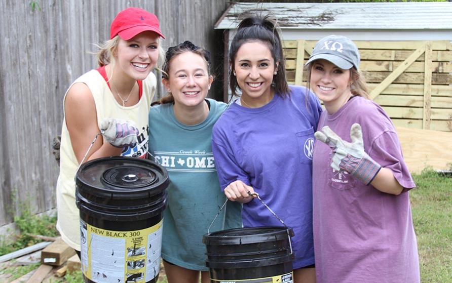 SFA students performing community service