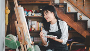 woman enjoying painting