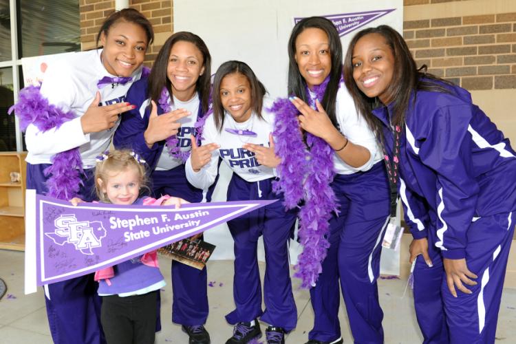 Madison Fullerton with members of the women's basketball team