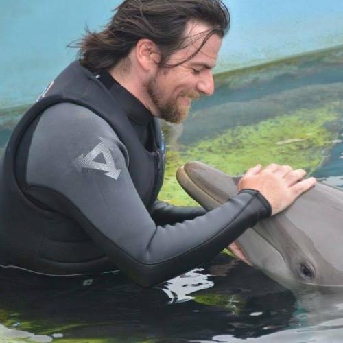 photo of Dr. Jason Bruck and a dolphin