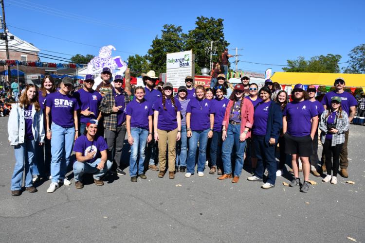 group photo of SFA's timbersports team, the Sylvans