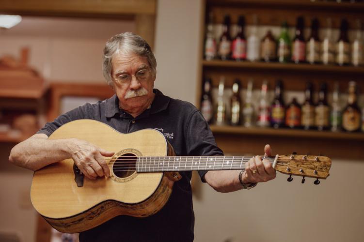 Stephen Kinnaird, Stephen F. Austin State University alumnus and Kinnaird Guitars owner, shows members of SFA’s Nelson Rusche College of Business Economics Reading Group and participants in the college’s new “Economic Success Stories: Entrepreneurship According to Founders” business practicum one of his custom-made guitars.