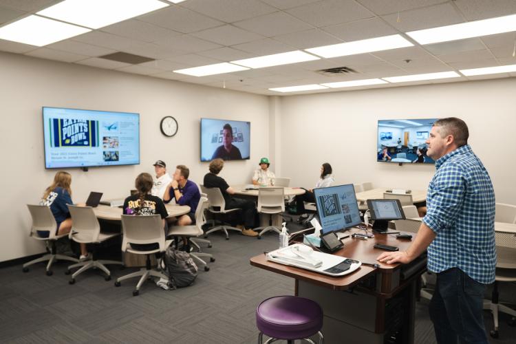 Guest speaker Matt Brown, an entrepreneur and journalist at Extra Points, speaks to students in SFA's “Sports and Entertainment Entrepreneurship and NIL” course. 