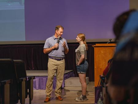 A big fan of dad jokes, Weaver challenged Lumberjack Orientation attendees to attempt to out-dad-joke him, and one brave student is shown here stepping up to the challenge. Photo by Lizeth Garcia