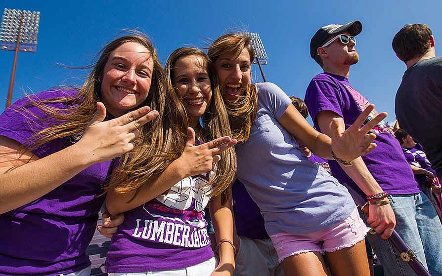 SFA students cheering 