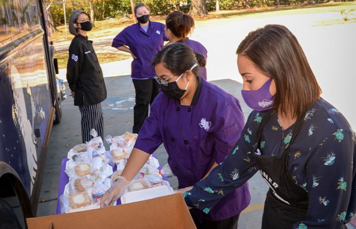 By partnering with the East Texas Food Bank in Tyler, the School of Human Sciences’ Cooking Matters program provides students with opportunities to prepare food for and teach nutrition lessons to patrons of a local food pantry and soup kitchen.
